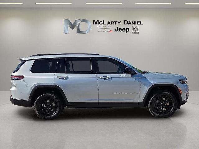 Photo of 2025 Silver Zynith Jeep Grand Cherokee L