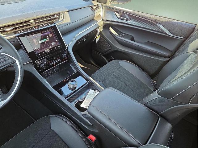 Photo of 2025 Silver Zynith Jeep Grand Cherokee L