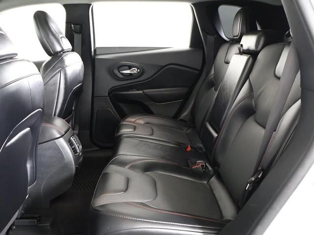 Photo of 2022 Bright White Clearcoat Jeep Cherokee
