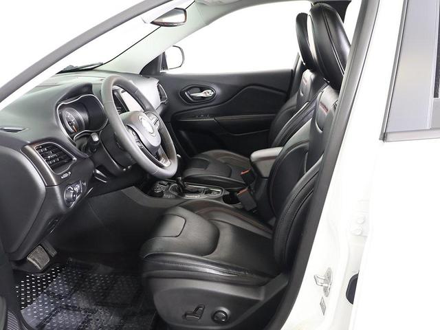 Photo of 2022 Bright White Clearcoat Jeep Cherokee