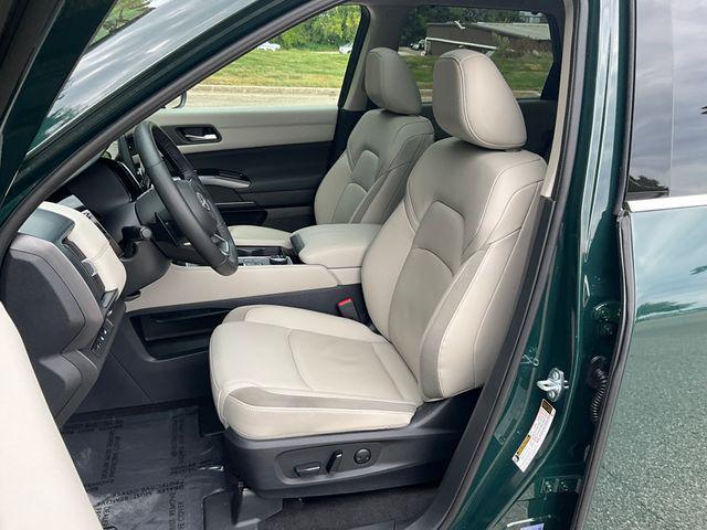 Photo of 2025 Obsidian Green Pearl Nissan Pathfinder