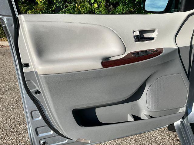 Photo of 2014 Silver Sky Metallic Toyota Sienna