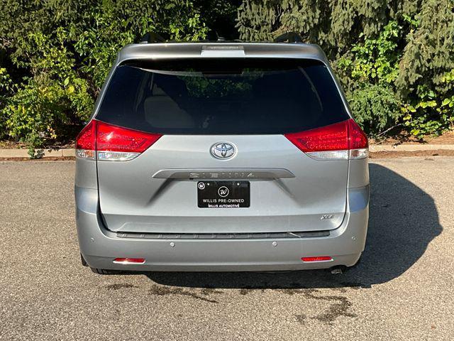 Photo of 2014 Silver Sky Metallic Toyota Sienna