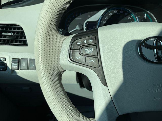 Photo of 2014 Silver Sky Metallic Toyota Sienna