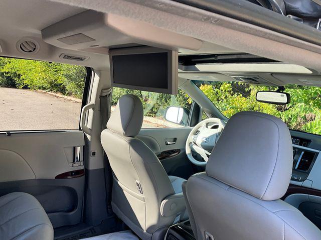 Photo of 2014 Silver Sky Metallic Toyota Sienna