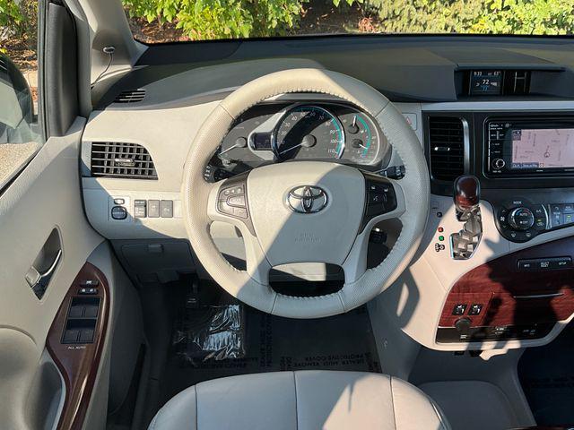 Photo of 2014 Silver Sky Metallic Toyota Sienna