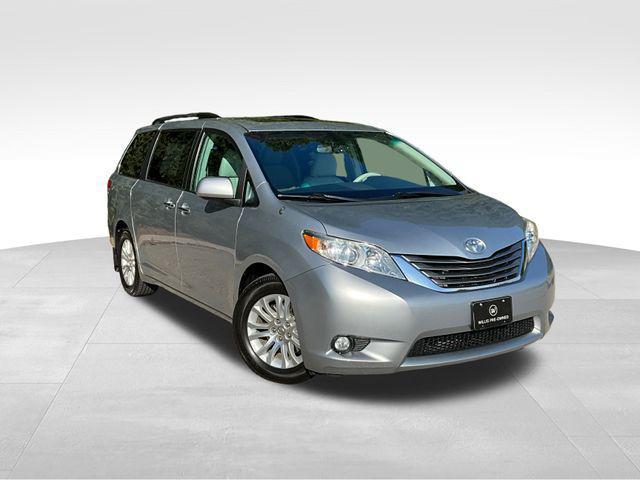 Photo of 2014 Silver Sky Metallic Toyota Sienna