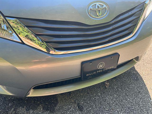 Photo of 2014 Silver Sky Metallic Toyota Sienna
