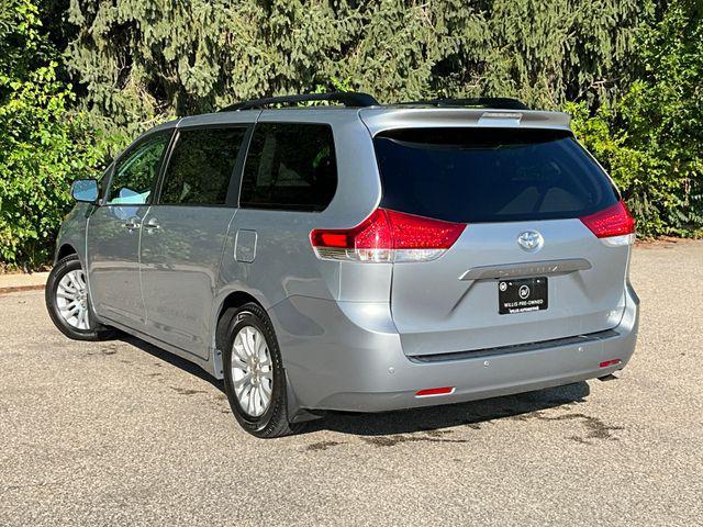 Photo of 2014 Silver Sky Metallic Toyota Sienna