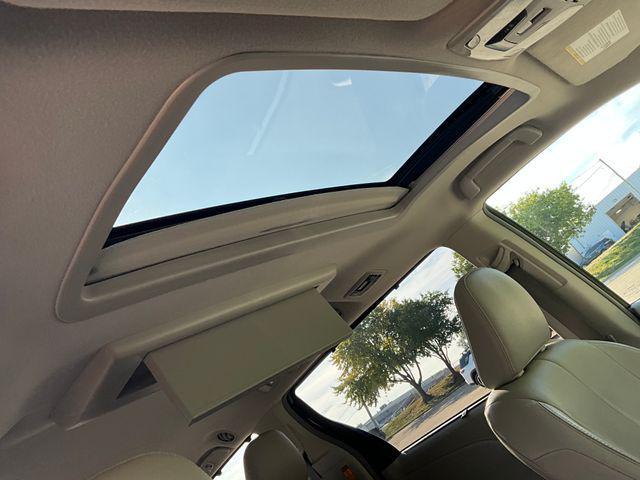 Photo of 2014 Silver Sky Metallic Toyota Sienna