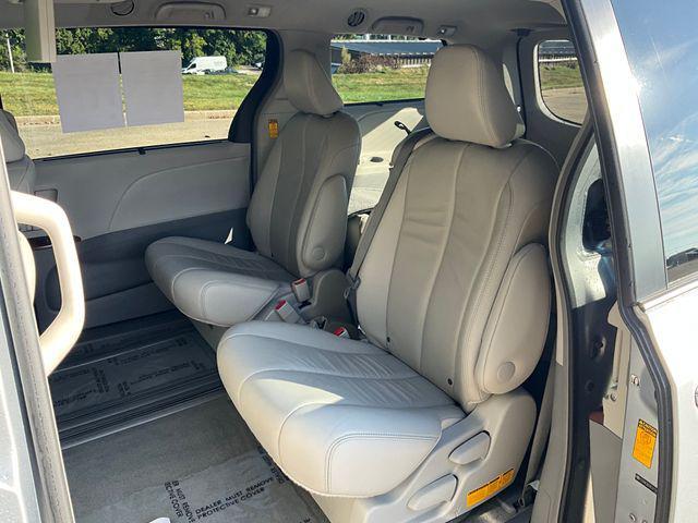 Photo of 2014 Silver Sky Metallic Toyota Sienna