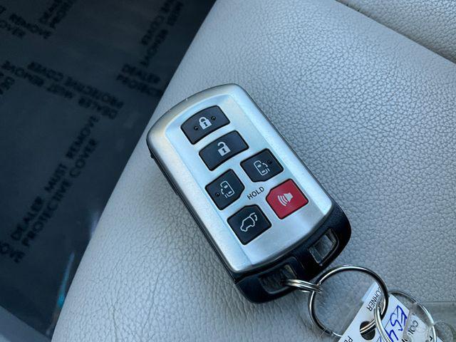 Photo of 2014 Silver Sky Metallic Toyota Sienna