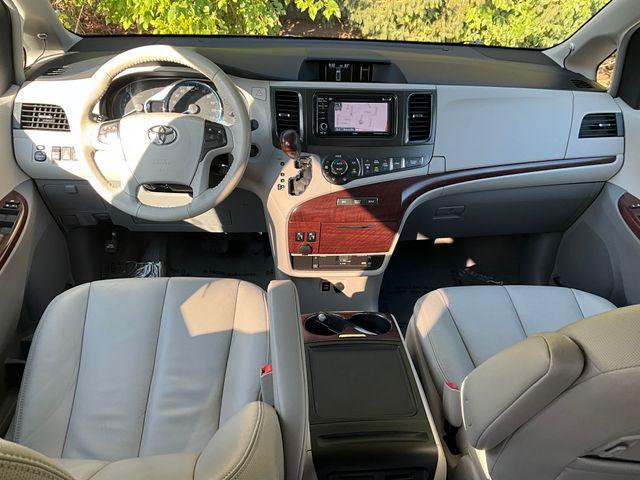 Photo of 2014 Silver Sky Metallic Toyota Sienna