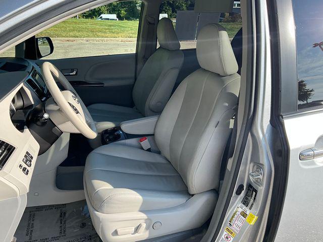 Photo of 2014 Silver Sky Metallic Toyota Sienna