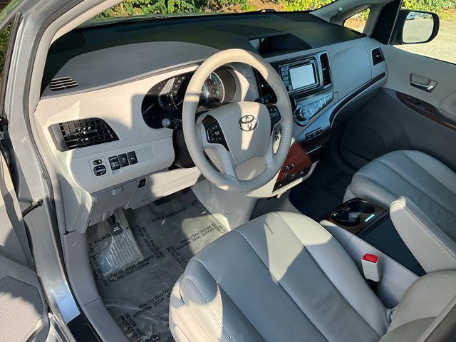 Photo of 2014 Silver Sky Metallic Toyota Sienna