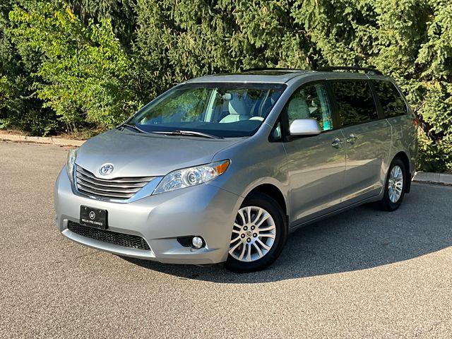 Photo of 2014 Silver Sky Metallic Toyota Sienna