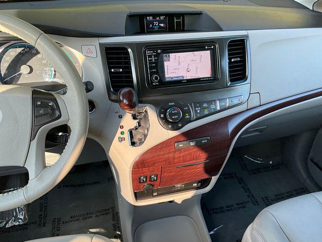 Photo of 2014 Silver Sky Metallic Toyota Sienna
