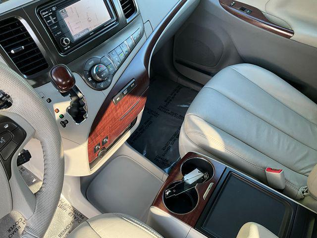 Photo of 2014 Silver Sky Metallic Toyota Sienna