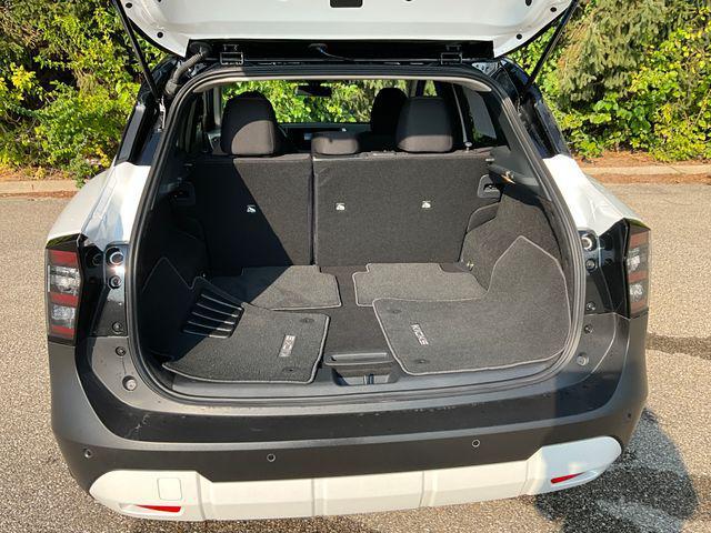 Photo of 2025 Aspen White Tricoat/Super Black Nissan Kicks