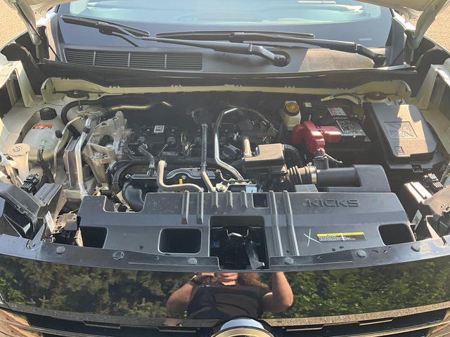 Photo of 2025 Aspen White Tricoat/Super Black Nissan Kicks
