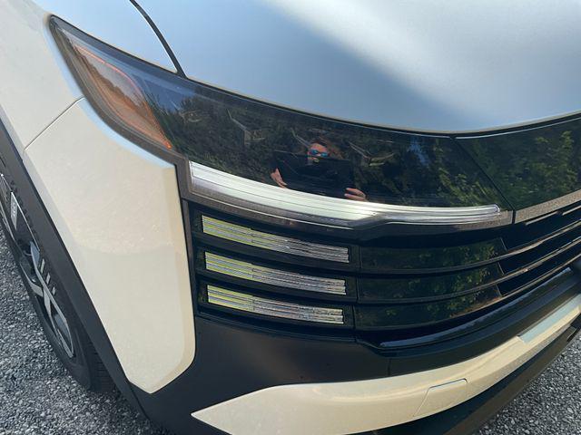 Photo of 2025 Aspen White Tricoat/Super Black Nissan Kicks