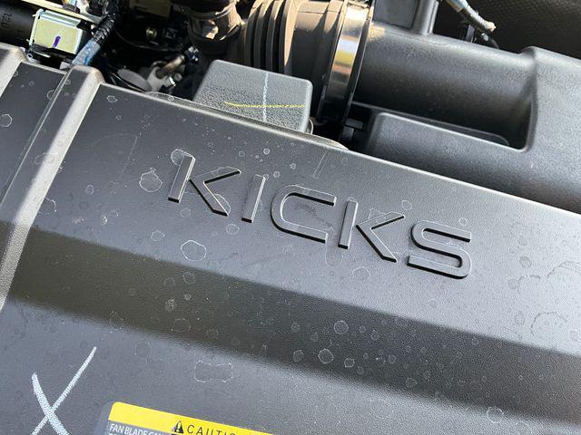 Photo of 2025 Aspen White Tricoat/Super Black Nissan Kicks