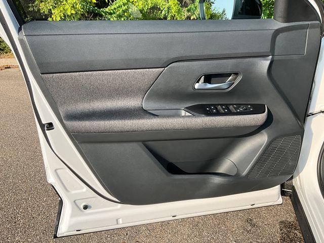 Photo of 2025 Aspen White Tricoat/Super Black Nissan Kicks