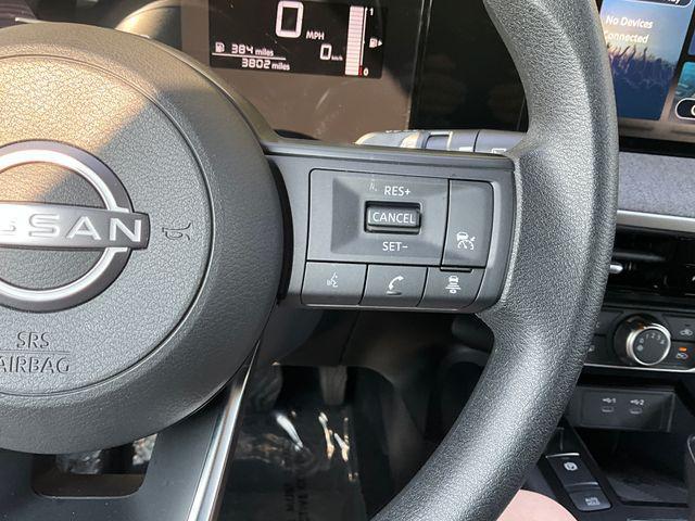 Photo of 2025 Aspen White Tricoat/Super Black Nissan Kicks
