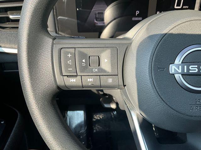Photo of 2025 Aspen White Tricoat/Super Black Nissan Kicks