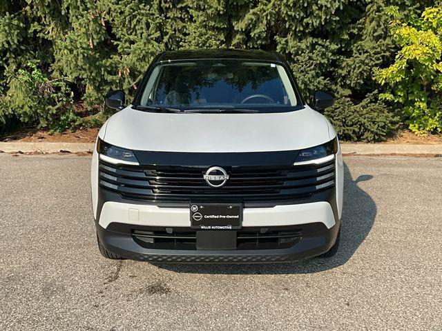 Photo of 2025 Aspen White Tricoat/Super Black Nissan Kicks
