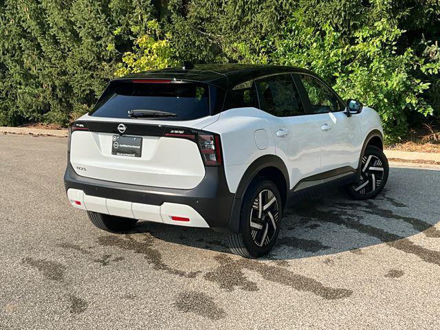 Photo of 2025 Aspen White Tricoat/Super Black Nissan Kicks