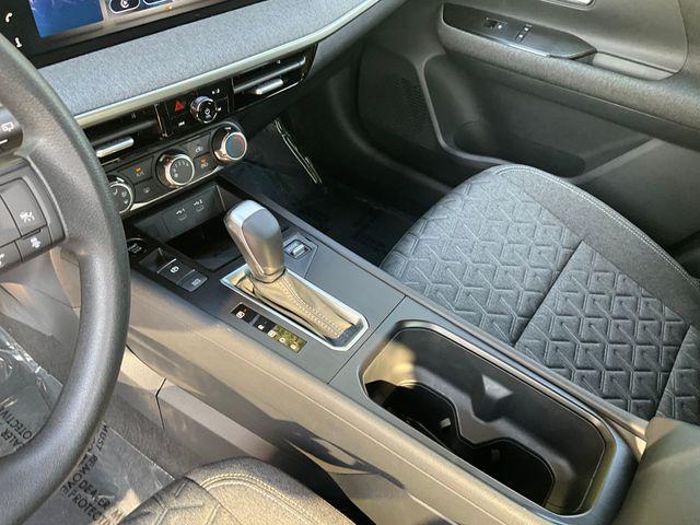 Photo of 2025 Aspen White Tricoat/Super Black Nissan Kicks