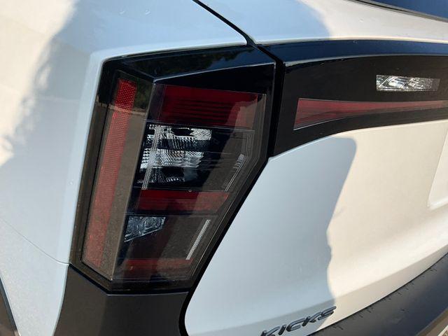 Photo of 2025 Aspen White Tricoat/Super Black Nissan Kicks