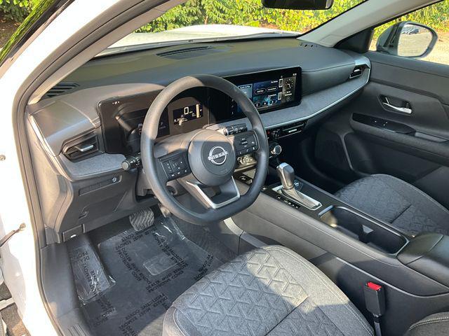 Photo of 2025 Aspen White Tricoat/Super Black Nissan Kicks
