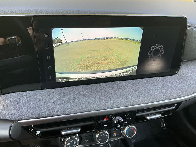Photo of 2025 Aspen White Tricoat/Super Black Nissan Kicks