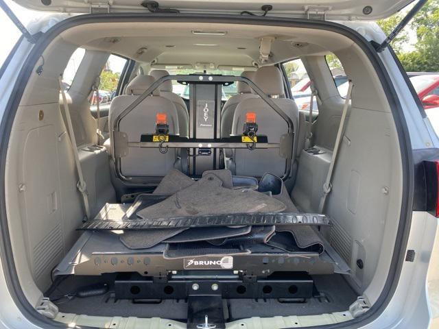 Photo of 2017 Bright Silver Kia Sedona