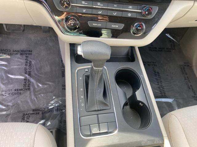 Photo of 2017 Bright Silver Kia Sedona