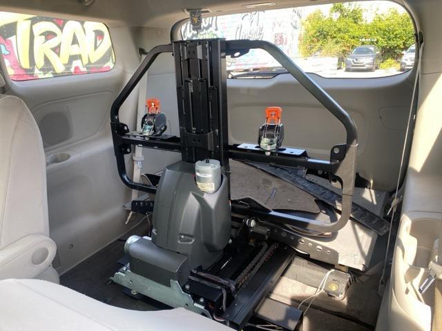 Photo of 2017 Bright Silver Kia Sedona