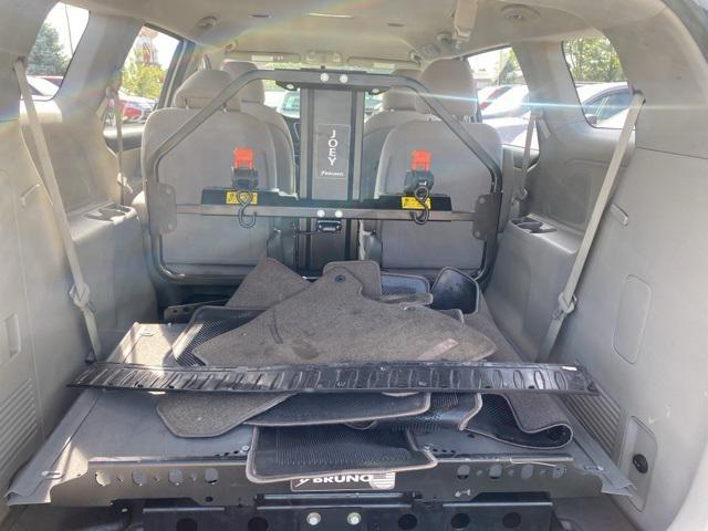 Photo of 2017 Bright Silver Kia Sedona