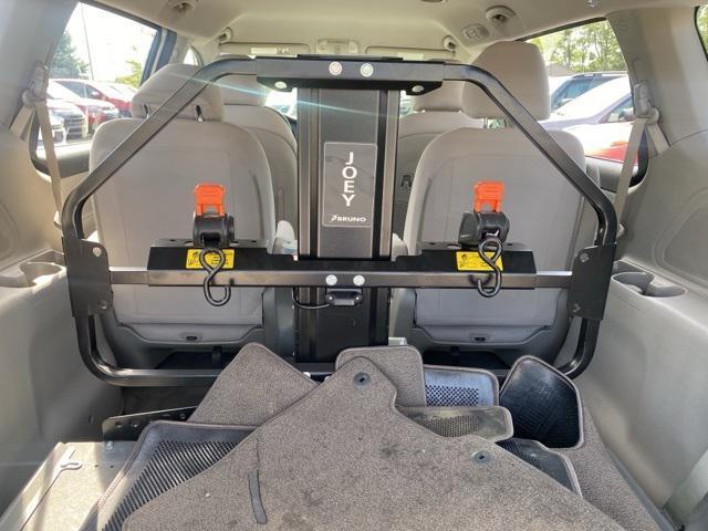 Photo of 2017 Bright Silver Kia Sedona