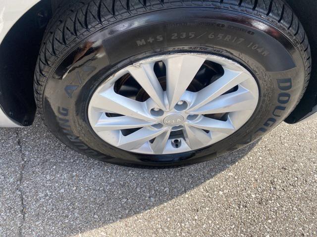 Photo of 2017 Bright Silver Kia Sedona