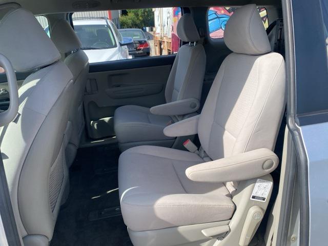 Photo of 2017 Bright Silver Kia Sedona
