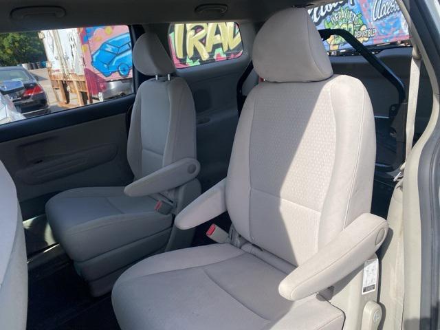 Photo of 2017 Bright Silver Kia Sedona