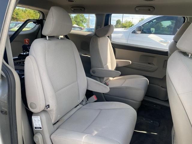 Photo of 2017 Bright Silver Kia Sedona