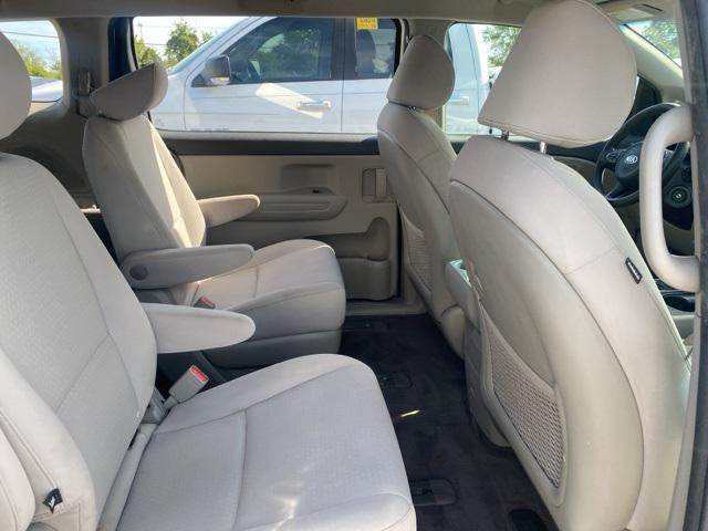 Photo of 2017 Bright Silver Kia Sedona