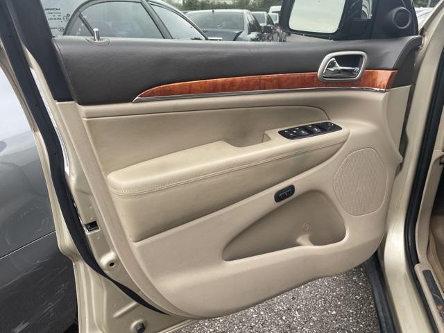 Photo of 2011 White Gold Clearcoat Jeep Grand Cherokee