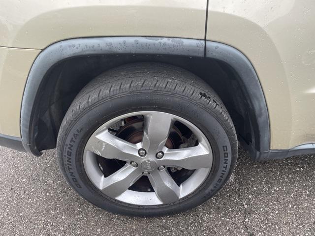 Photo of 2011 White Gold Clearcoat Jeep Grand Cherokee