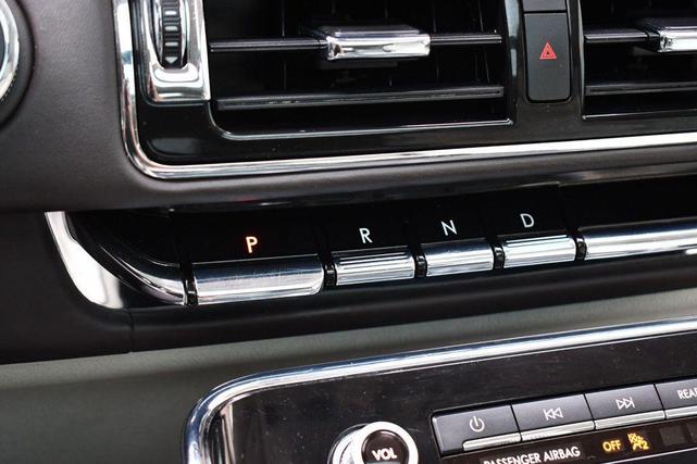 Photo of 2018 White Platinum Metallic Tri-Coat Lincoln Navigator