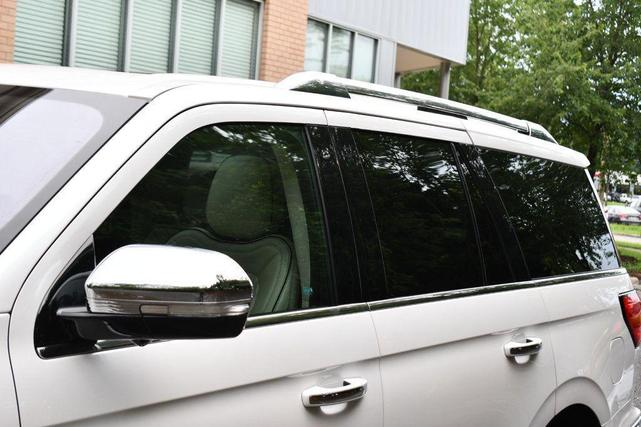 Photo of 2018 White Platinum Metallic Tri-Coat Lincoln Navigator
