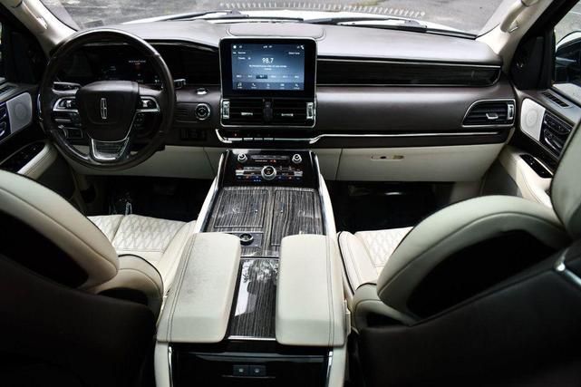 Photo of 2018 White Platinum Metallic Tri-Coat Lincoln Navigator